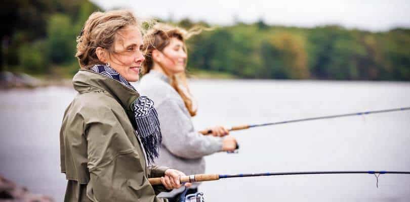Zwei Frauen Angeln auf Langeland, Dänemark